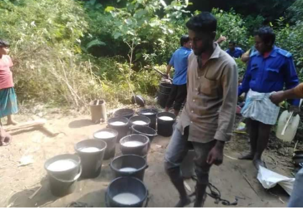 মহেশখালীর পাহাড়ে মদের কারাখানার সন্ধান, চোলাই মদ জব্দ মহেশখালীর পাহাড়ে মদের কারাখানার সন্ধান, চোলাই মদ জব্দ