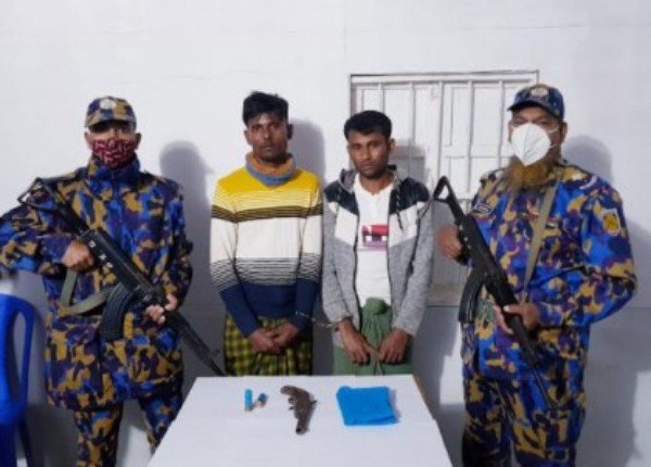 টেকনাফে অস্ত্র ও কার্তুজসহ দুই রোহিঙ্গা সন্ত্রাসী আটক টেকনাফে অস্ত্র ও কার্তুজসহ দুই রোহিঙ্গা সন্ত্রাসী আটক