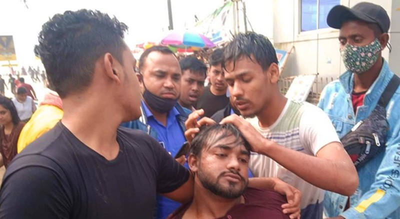 সৈকতে গোসলে নেমে আহত এক পর্যটক! সৈকতে গোসলে নেমে আহত এক পর্যটক!