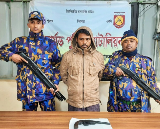 ক্যাম্পে অস্ত্রসহ রোহিঙ্গা আটক ক্যাম্পে অস্ত্রসহ রোহিঙ্গা আটক