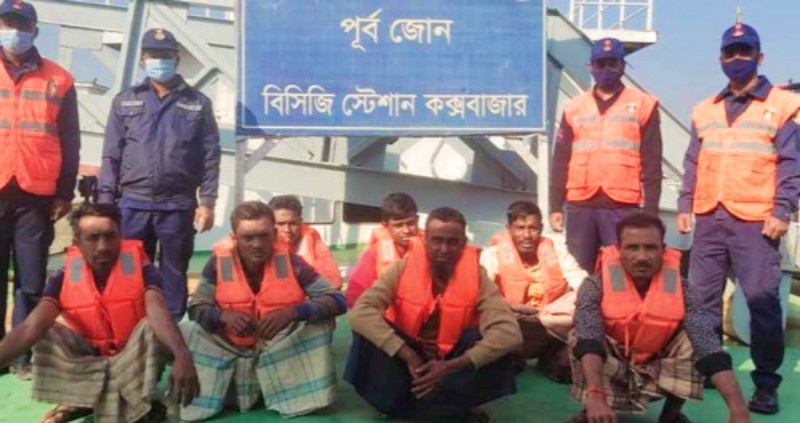 ইঞ্জিন বিকল হয়ে ভাসমান নৌকা থেকে সাত জেলে উদ্ধার ইঞ্জিন বিকল হয়ে ভাসমান নৌকা থেকে সাত জেলে উদ্ধার