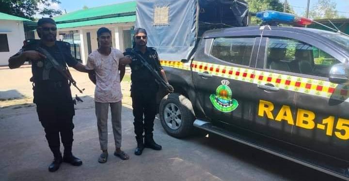 টেকনাফ র্যাবের অভিযানে ৮ হাজার ইয়াবাসহ আটক- ১ টেকনাফ র্যাবের অভিযানে ৮ হাজার ইয়াবাসহ আটক- ১