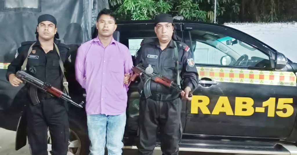 গ্রেপ্তার এড়াতে ২২ বছর আত্মগোপন, অবশেষে র্যাবের হাতে ধরা গ্রেপ্তার এড়াতে ২২ বছর আত্মগোপন, অবশেষে র্যাবের হাতে ধরা