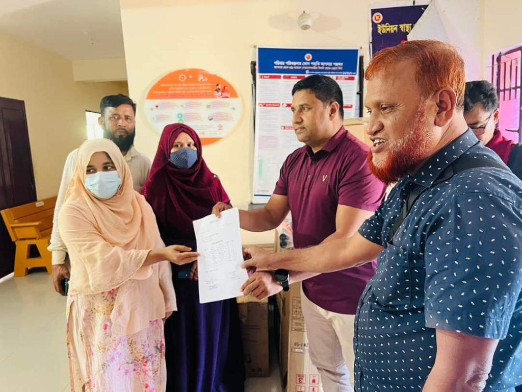 চকরিয়ায় ইউনিয়ন স্বাস্থ্য ও পরিবার কল্যাণকেন্দ্রে  ইউপি পরিষদের টাকায় চিকিৎসা উপকরণ বিতরণ