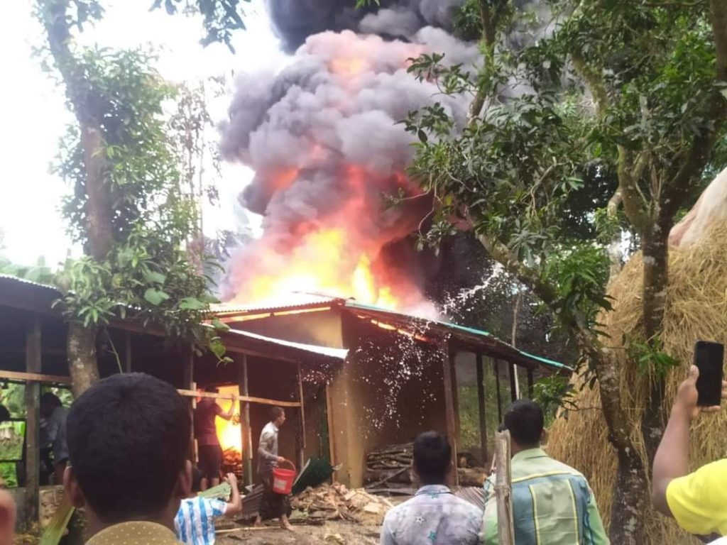 নাইক্ষ্যংছড়িতে রাবারের ধুমঘরে আগুন ক্ষতির পরিমাণ ১৮ লাখ ; আহত-৫