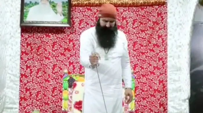 প্যারোলে মুক্তির পর তলোয়ার দিয়ে কেক কাটলেন রাম রহিম