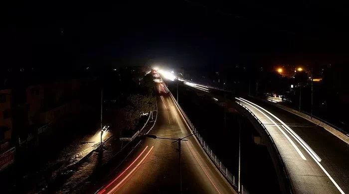 বিদ্যুৎ ফেরেনি, এখনও অন্ধকারেই পাকিস্তান