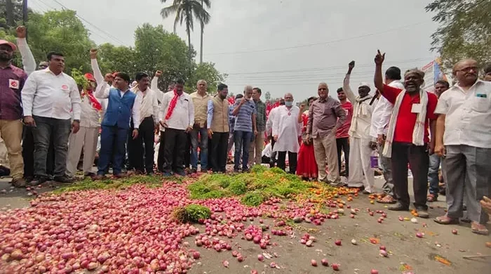 পেঁয়াজের ন্যায্যমূল্যের দাবিতে আন্দোলনে মহারাষ্ট্রের চাষিরা