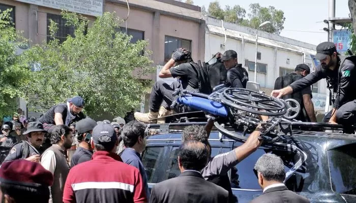 ইমরান খানকে গ্রেপ্তারের পর ইসলামাবাদে ১৪৪ ধারা ইমরান খানকে গ্রেপ্তারের পর ইসলামাবাদে ১৪৪ ধারা