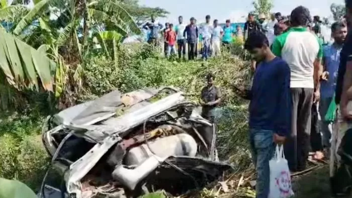 কুমিল্লায় ট্রাকের ধাক্কায় প্রাণ গেল ২ জনের কুমিল্লায় ট্রাকের ধাক্কায় প্রাণ গেল ২ জনের