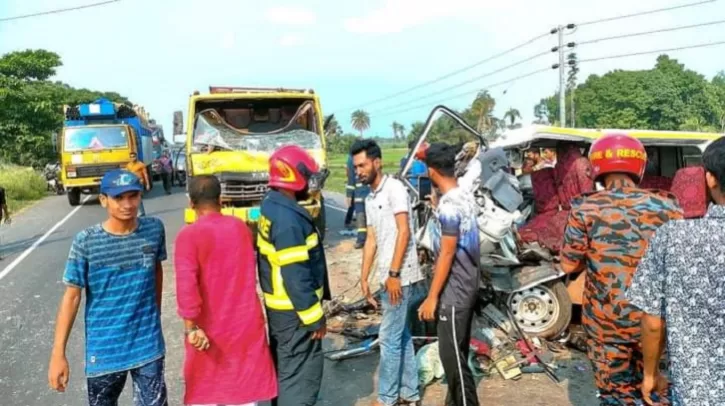 ট্রাক-অ্যাম্বুলেন্স সংঘর্ষ, মা ও নবজাতকসহ নিহত ৩ ট্রাক-অ্যাম্বুলেন্স সংঘর্ষ, মা ও নবজাতকসহ নিহত ৩