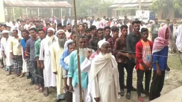 মোবাইল নিয়ে ভোটারদের কেন্দ্রে প্রবেশে বাধা মোবাইল নিয়ে ভোটারদের কেন্দ্রে প্রবেশে বাধা