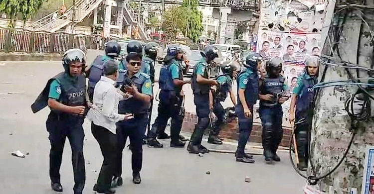 সায়েন্সল্যাবে বিএনপি-পুলিশ সংঘর্ষ, বাসে আগুন সায়েন্সল্যাবে বিএনপি-পুলিশ সংঘর্ষ, বাসে আগুন