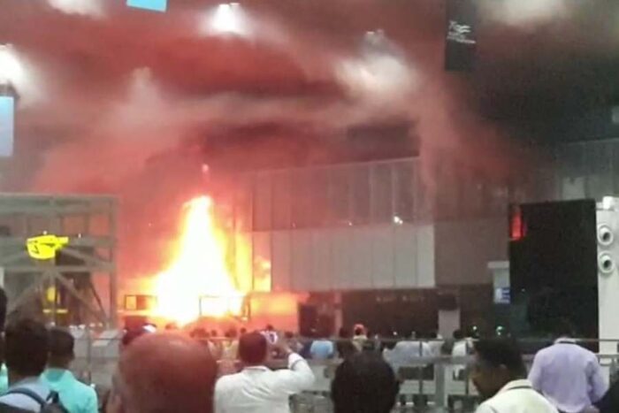 কলকাতা বিমানবন্দরে আগুন কলকাতা বিমানবন্দরে আগুন