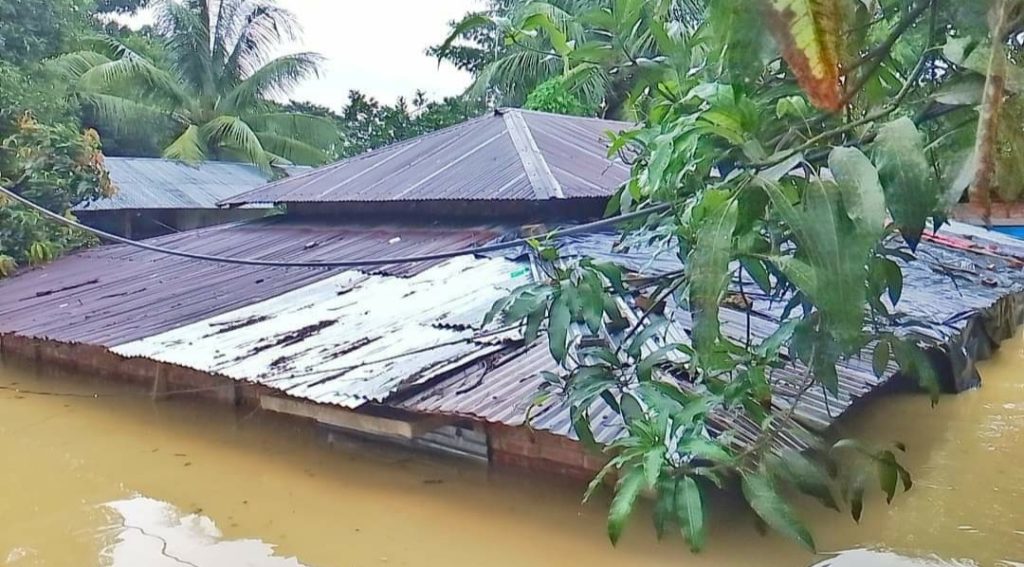 চকরিয়ায় বন্যা পরিস্থিতি নাজুক, বিশুদ্ধ পানীয়জল ও খাবার সংকট, বানের পানিতে ভেসে গেছে কিশোরী