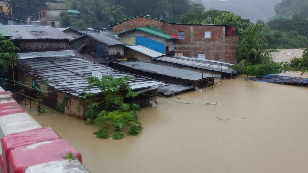 বান্দরবানে পাহাড় ধস: মেয়ের লাশ উদ্ধার, মা নিখোঁজ বান্দরবানে পাহাড় ধস: মেয়ের লাশ উদ্ধার, মা নিখোঁজ