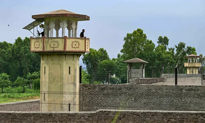 ইমরান প্রথম সাবেক প্রধানমন্ত্রী, যাঁকে এই ‘কুখ্যাত’ কারাগারে রাখা হলো ইমরান প্রথম সাবেক প্রধানমন্ত্রী, যাঁকে এই ‘কুখ্যাত’ কারাগারে রাখা হলো