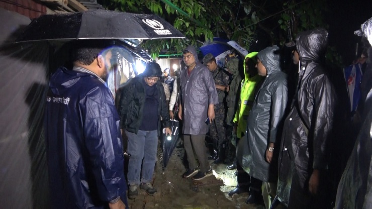 পাহাড় ধসের শঙ্কা, ২৫০ পরিবারকে আশ্রয়কেন্দ্রে পাঠাল প্রশাসন পাহাড় ধসের শঙ্কা, ২৫০ পরিবারকে আশ্রয়কেন্দ্রে পাঠাল প্রশাসন