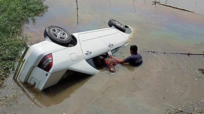 নিয়ন্ত্রণ হারিয়ে প্রাইভেটকার খালে, নিহত ২