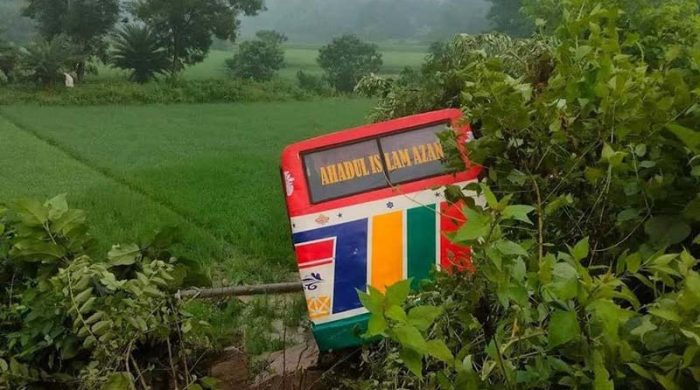 শ্রীপুরে গার্মেন্টসকর্মী নিয়ে বাস খাদে, চালক নিহত