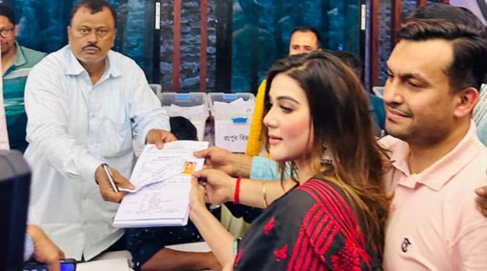 নৌকা প্রতীক পেতে মনোনয়ন ফরম জমা দিলেন মাহিয়া মাহি