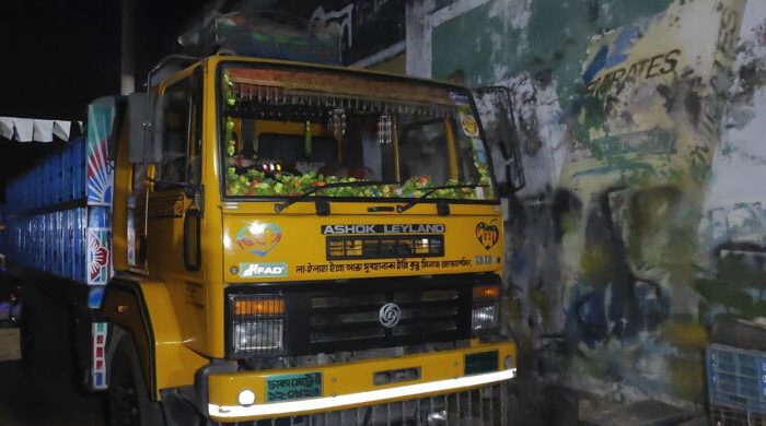 চাঁপাইনবাবগঞ্জে ট্রাকে ককটেল বিস্ফোরণ