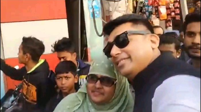 নৌকায় ভোট চেয়ে নারীভক্তের মায়ের সঙ্গে সেলফি জায়েদ খানের