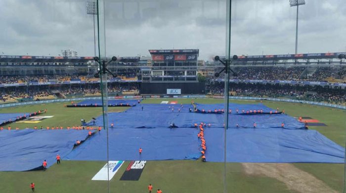 বৃষ্টিতে খেলা শুরু করতে বিলম্ব