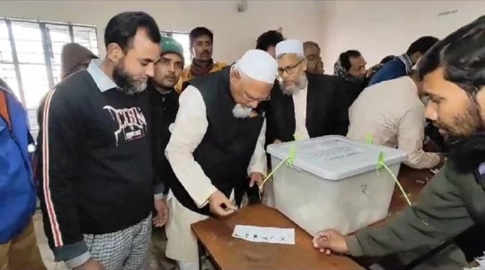 প্রকাশ্যে নৌকায় ভোট দিলেন ধর্ম প্রতিমন্ত্রী!