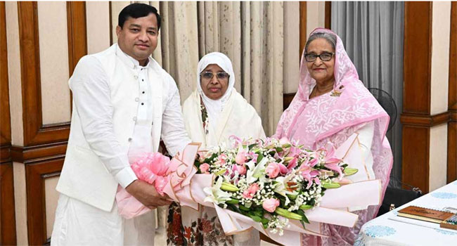 মাকে নিয়ে গণভবনে গাজীপুরের সাবেক মেয়র জাহাঙ্গীর