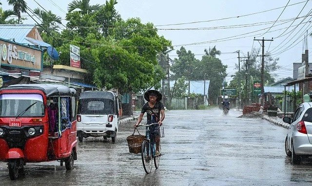 হামলার আশঙ্কায় রাখাইন ছেড়ে পালাচ্ছে হাজারো মানুষ