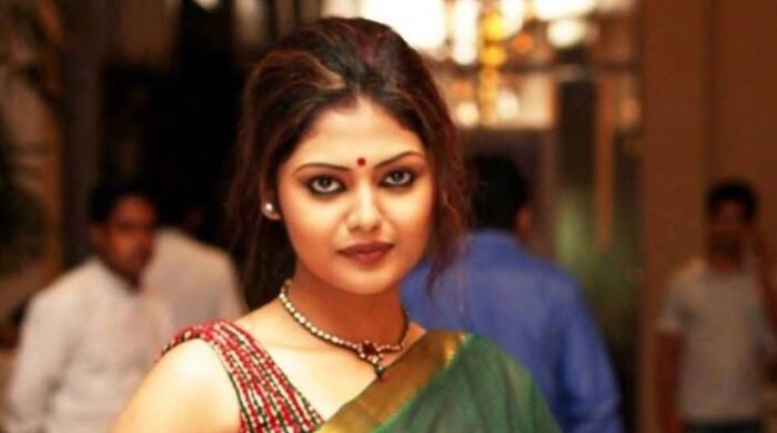 দুর্ঘটনার হাত থেকে প্রাণে বাঁচলেন অভিনেত্রী