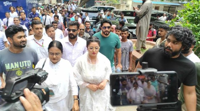 আদালতে আত্মসমর্পণ করে জামিন আবেদন পরীমনির