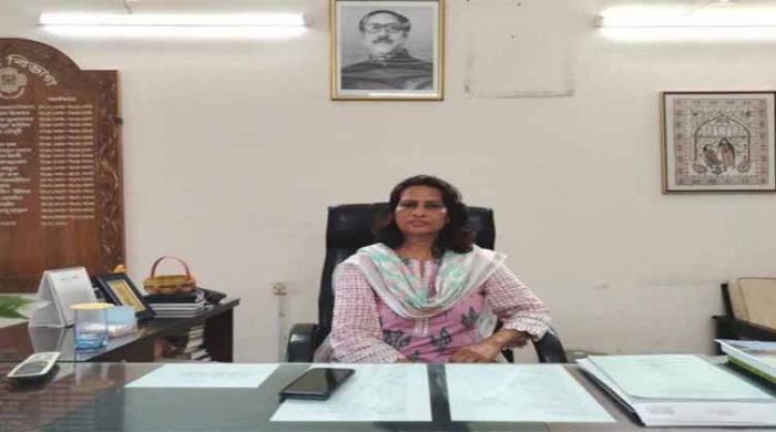 কার্যালয় থেকে প্রধানমন্ত্রীর ছবি সরিয়ে ফেললেন বাংলা বিভাগের সভাপতি