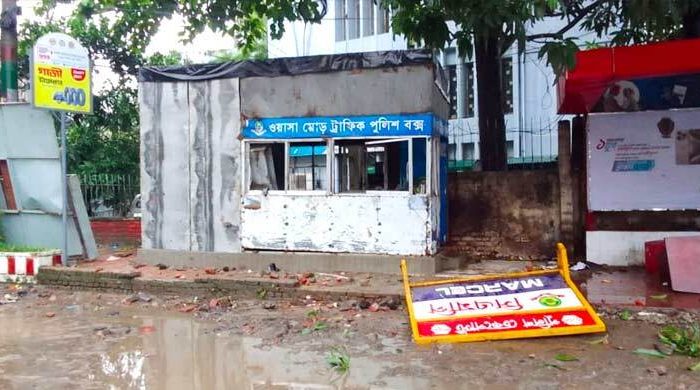 চট্টগ্রামে পুলিশ বক্সে ভাঙচুর, সাঁজোয়া যানে ঢিল নিক্ষেপ