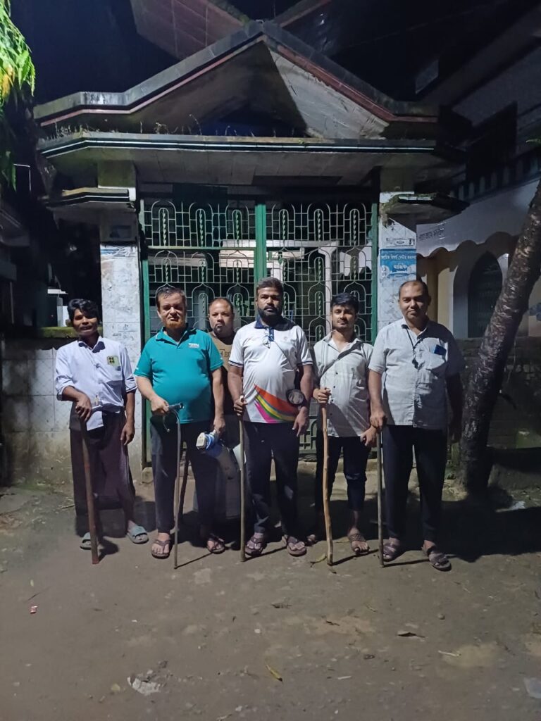 ঈদগাঁওয়ে ডাকাতি প্রতিরোধে লাঠি হাতে এলাকাবাসীর রাত জেগে পাহারা