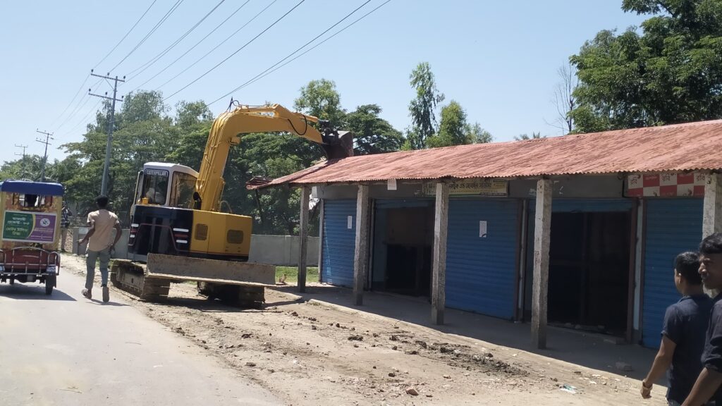 কুতুবদিয়ায় জেলা পরিষদের সরকারি জমি থেকে অবৈধ স্থাপনা উচ্ছেদ