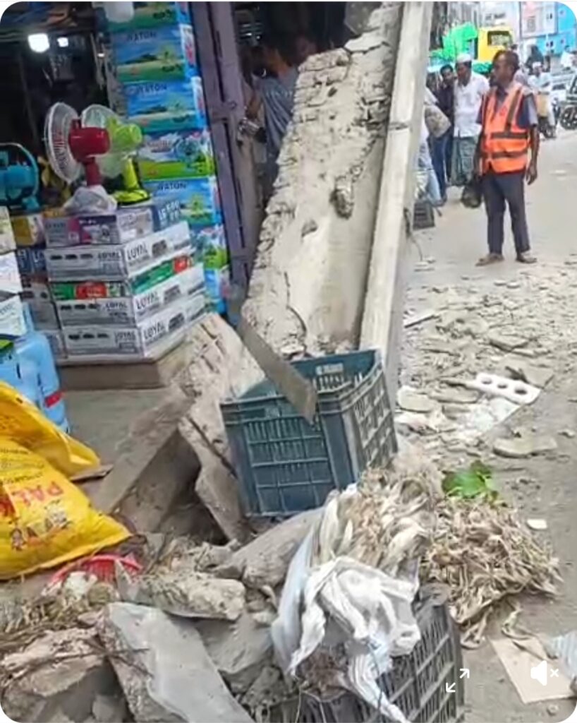 চকরিয়া নিউ মার্কেটের সানসেট ভেঙে পড়ে মাছ ব্যবসায়ী আহত, রডের পরিবর্তে বাঁশ ব্যবহারের অভিযোগ চকরিয়া নিউ মার্কেটের সানসেট ভেঙে পড়ে মাছ ব্যবসায়ী আহত, রডের পরিবর্তে বাঁশ ব্যবহারের অভিযোগ