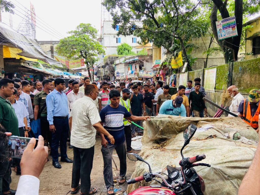 চকরিয়া পৌরশহরের চিরিঙ্গা সোসাইটিতে শতাধিক অবৈধ ভাসমান দোকান উচ্ছেদ চকরিয়া পৌরশহরের চিরিঙ্গা সোসাইটিতে শতাধিক অবৈধ ভাসমান দোকান উচ্ছেদ