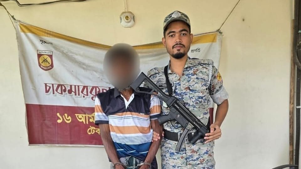 টেকনাফে গাঁজাসহ রোহিঙ্গা গ্রেফতার টেকনাফে গাঁজাসহ রোহিঙ্গা গ্রেফতার