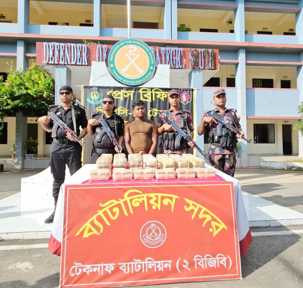 টেকনাফে র‍্যাব-বিজিবির যৌথ অভিযানে প্রায় সাড়ে ৩ লক্ষ ইয়াবাসহ এক মায়ানমারের নাগরিক আটক