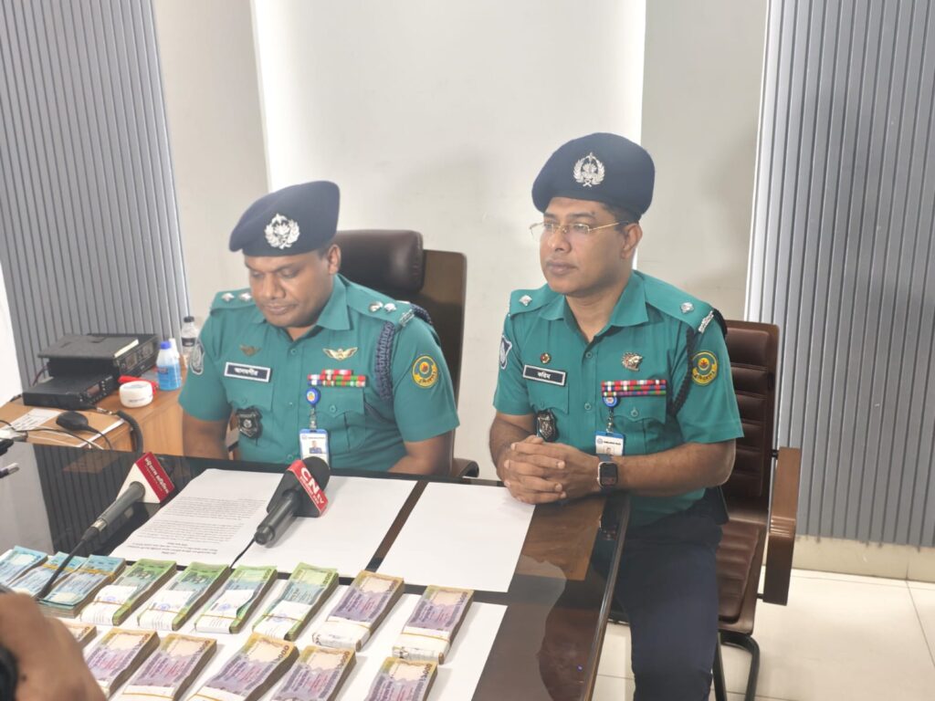 কোতোয়ালী থানা পুলিশের অভিযানে ব্যবসায়ীর ফেলে যাওয়া ১২ লাখ টাকা উদ্ধার কোতোয়ালী থানা পুলিশের অভিযানে ব্যবসায়ীর ফেলে যাওয়া ১২ লাখ টাকা উদ্ধার
