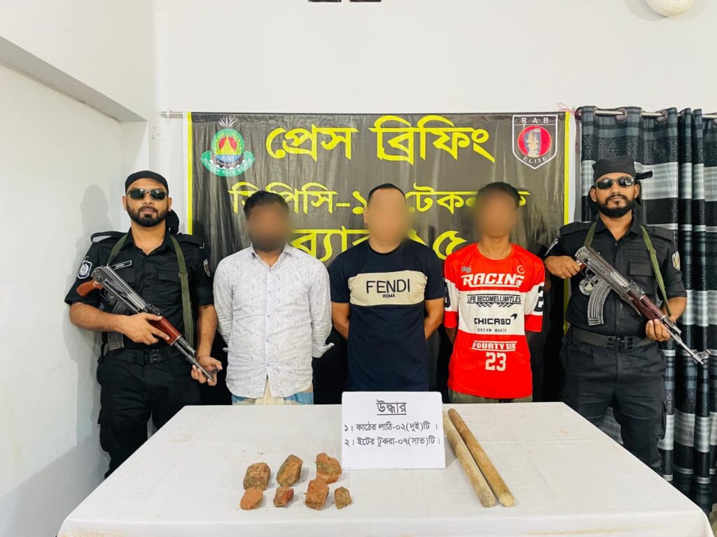 টেকনাফে মাদক সম্রাট ডজন মামলার আসামি জাহাঙ্গীরসহ গ্রেফতার-৩ টেকনাফে মাদক সম্রাট ডজন মামলার আসামি জাহাঙ্গীরসহ গ্রেফতার-৩