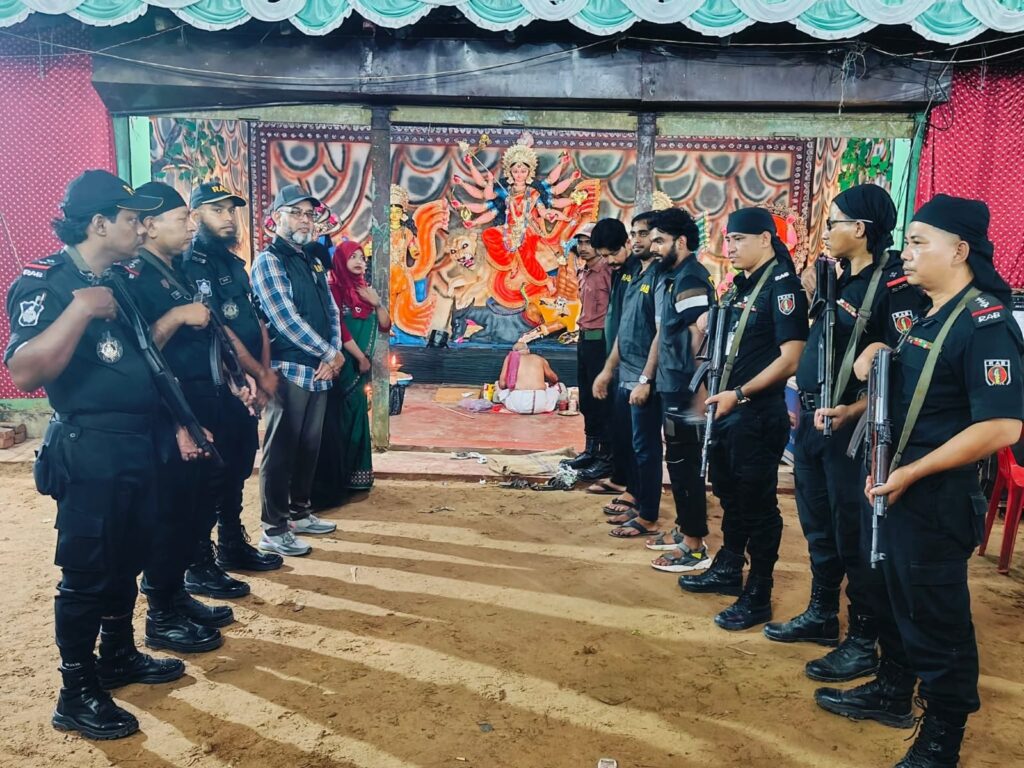 উখিয়ায় দুর্গোৎসব ঘিরে র্যাবের নিরাপত্তা জোরদার উখিয়ায় দুর্গোৎসব ঘিরে র্যাবের নিরাপত্তা জোরদার