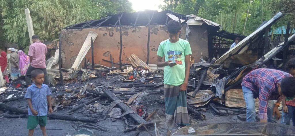 পেকুয়ায় আগুনে ৭ টি বসতবাড়ি পুড়ে ছাই পেকুয়ায় আগুনে ৭ টি বসতবাড়ি পুড়ে ছাই