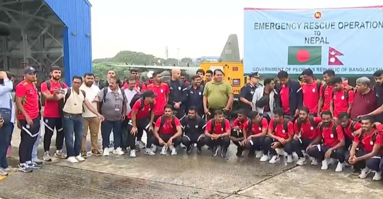 অপেক্ষার প্রহর শেষে দেশে ফিরেছে বাংলাদেশ ফুটবল দল অপেক্ষার প্রহর শেষে দেশে ফিরেছে বাংলাদেশ ফুটবল দল