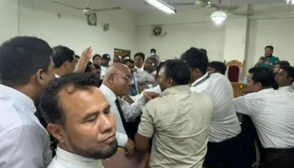 আদালতে বিচারকের সামনেই সাংবাদিকের ওপর আইনজীবীদের হামলা আদালতে বিচারকের সামনেই সাংবাদিকের ওপর আইনজীবীদের হামলা