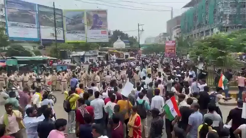 এবার ভারতে শিক্ষক নিয়োগ কমানোর প্রতিবাদে আন্দোলনে হাজারও চাকরিপ্রত্যাশী এবার ভারতে শিক্ষক নিয়োগ কমানোর প্রতিবাদে আন্দোলনে হাজারও চাকরিপ্রত্যাশী