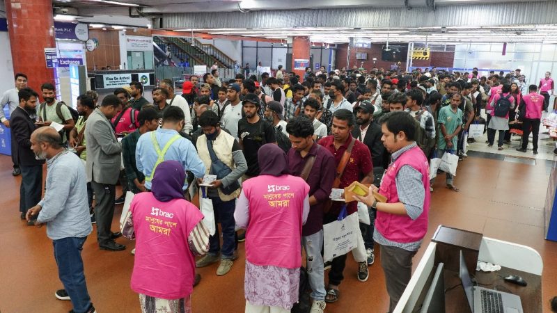 কিরগিজস্তানে প্রতারণার শিকার হয়ে দেশে ফিরলেন ১৮০ বাংলাদেশি কিরগিজস্তানে প্রতারণার শিকার হয়ে দেশে ফিরলেন ১৮০ বাংলাদেশি