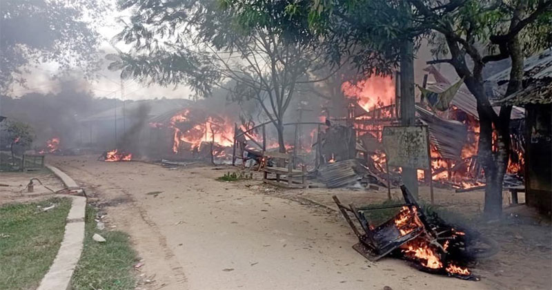খাগড়াছড়ির গুইমারায় ১৪৪ ধারার মধ্যেই সংঘর্ষে তিনজন নিহত, বাজারে আগুন খাগড়াছড়ির গুইমারায় ১৪৪ ধারার মধ্যেই সংঘর্ষে তিনজন নিহত, বাজারে আগুন
